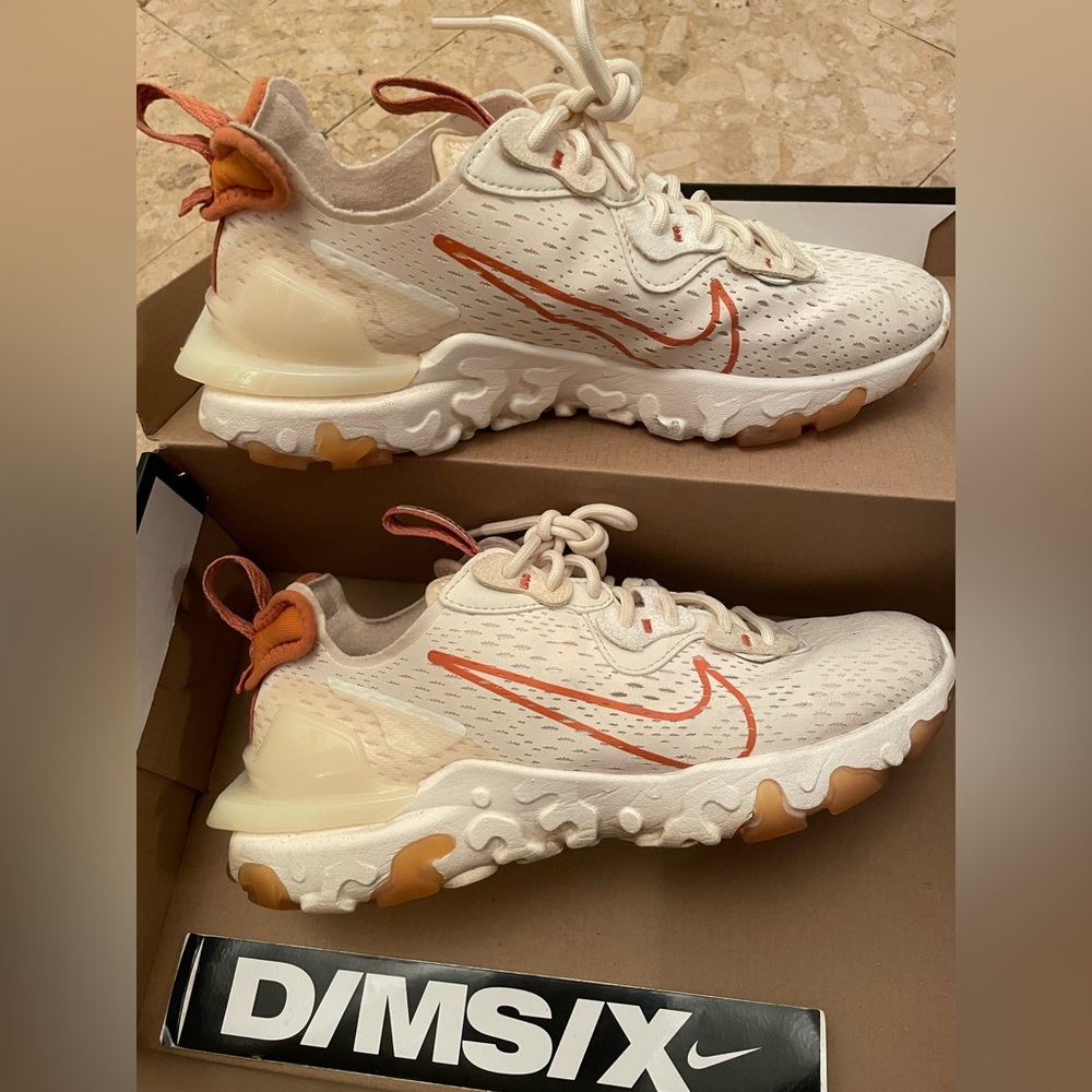 Nike NSW react vision (pale ivory/monarch)